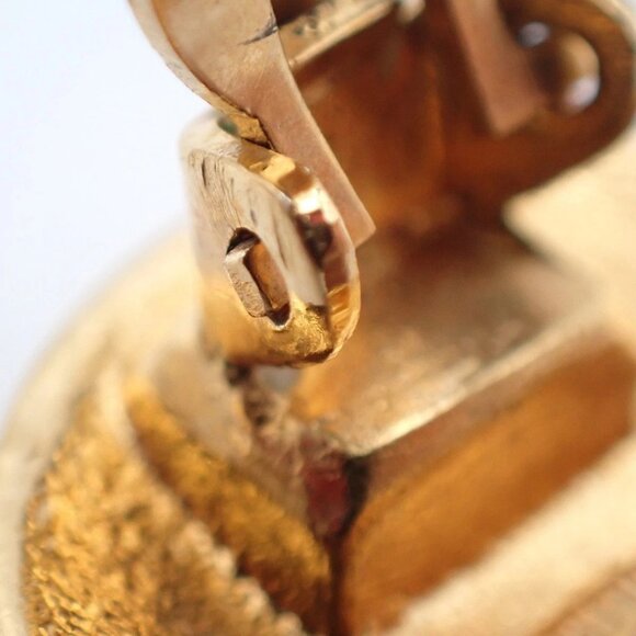 CHANEL CC Logo Round Button Earrings 96A Clip-On Gold GHW France Vintage - Picture 7 of 9